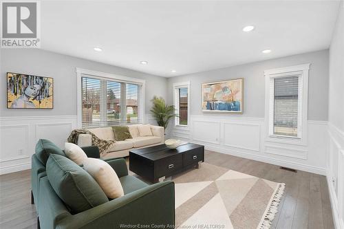 1220 Kamloops, Windsor, ON - Indoor Photo Showing Living Room