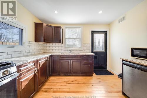 1045 Sycamore Avenue, Kingsville, ON - Indoor Photo Showing Kitchen With Double Sink With Upgraded Kitchen