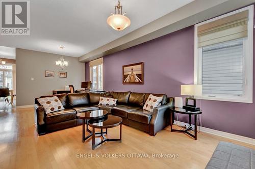 594 Bidwell Street, Ottawa, ON - Indoor Photo Showing Living Room