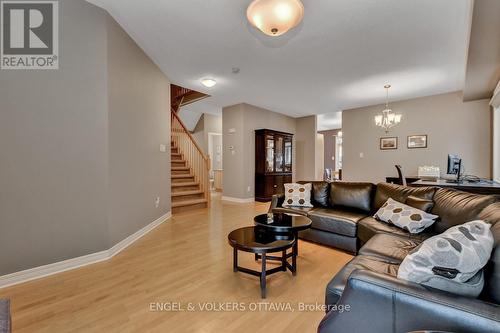 594 Bidwell Street, Ottawa, ON - Indoor Photo Showing Living Room