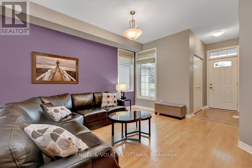 594 Bidwell Street, Ottawa, ON - Indoor Photo Showing Living Room