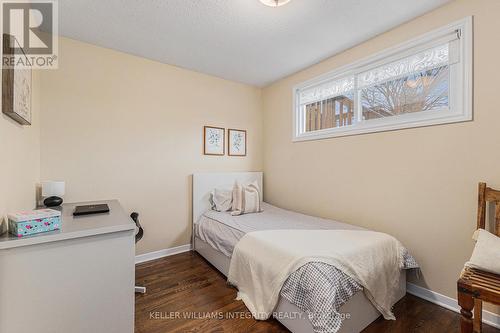 88 Ashgrove Crescent, Ottawa, ON - Indoor Photo Showing Bedroom