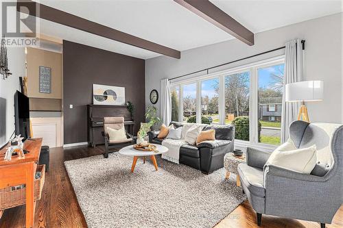 88 Ashgrove Crescent, Ottawa, ON - Indoor Photo Showing Living Room