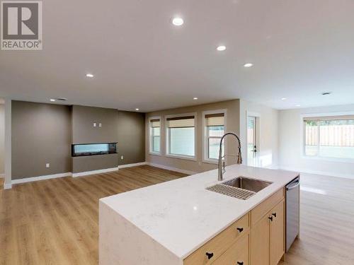 4092 Beausejour Avenue, Powell River, BC - Indoor Photo Showing Kitchen