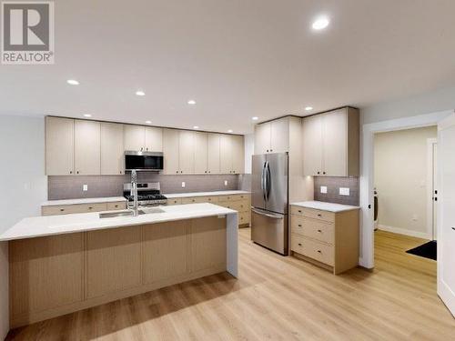 4092 Beausejour Avenue, Powell River, BC - Indoor Photo Showing Kitchen