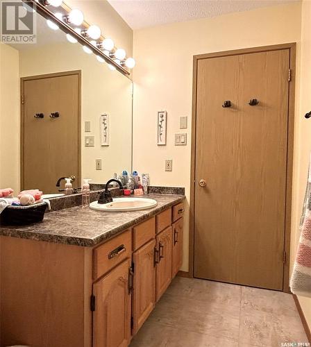 201 3140 Louise Street, Saskatoon, SK - Indoor Photo Showing Bathroom