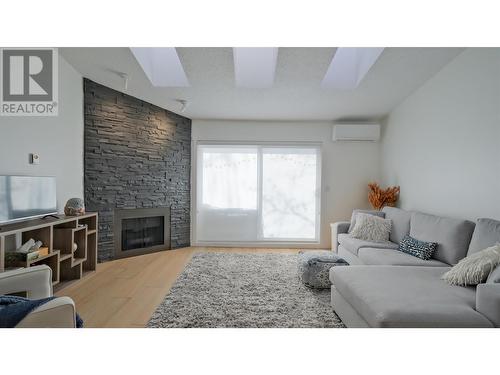 983 Bernard Avenue Unit# 306, Kelowna, BC - Indoor Photo Showing Living Room With Fireplace