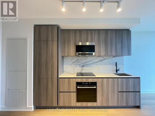 618 - 117 Broadway Avenue, Toronto, ON - Indoor Photo Showing Kitchen