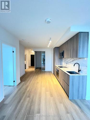 618 - 117 Broadway Avenue, Toronto, ON - Indoor Photo Showing Kitchen