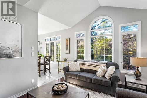 1096 Ridgemount Boulevard, Oshawa, ON - Indoor Photo Showing Living Room