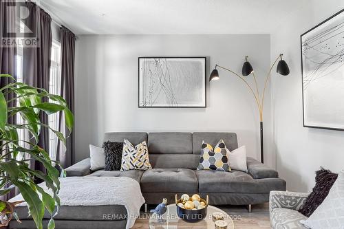 1096 Ridgemount Boulevard, Oshawa, ON - Indoor Photo Showing Living Room