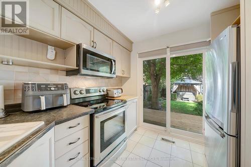 635 Fothergill Boulevard, Burlington, ON - Indoor Photo Showing Kitchen