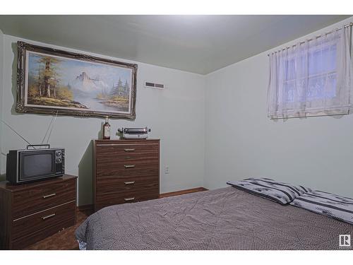 11219 104 St Nw, Edmonton, AB - Indoor Photo Showing Bedroom