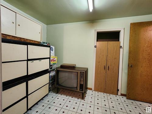 11219 104 St Nw, Edmonton, AB - Indoor Photo Showing Bedroom