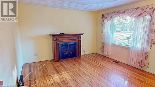 Hardwood floors, Napeleon gas fireplace with remote - 4 Ralph Place, North Bay, ON - Indoor With Fireplace