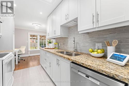 957 Vera Cruz Drive, Mississauga, ON - Indoor Photo Showing Kitchen With Double Sink With Upgraded Kitchen