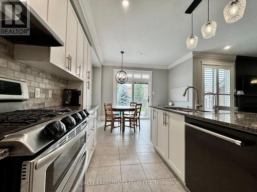 32 Boyces Creek Court, Caledon, ON - Indoor Photo Showing Kitchen With Upgraded Kitchen