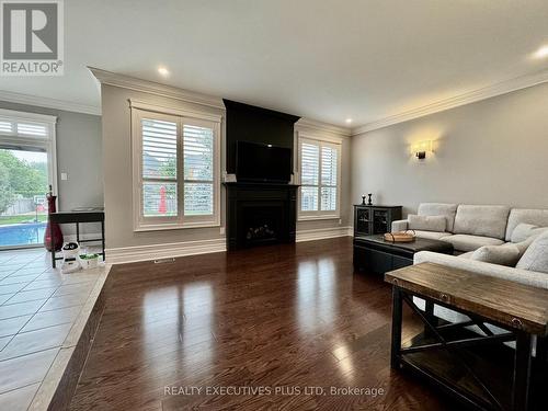 32 Boyces Creek Court, Caledon, ON - Indoor Photo Showing Living Room