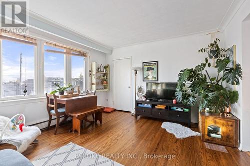 1268 Davenport Road, Toronto, ON - Indoor Photo Showing Living Room