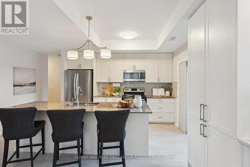 114 - 670 Gordon Street, Whitby (Port Whitby), ON - Indoor Photo Showing Kitchen With Upgraded Kitchen