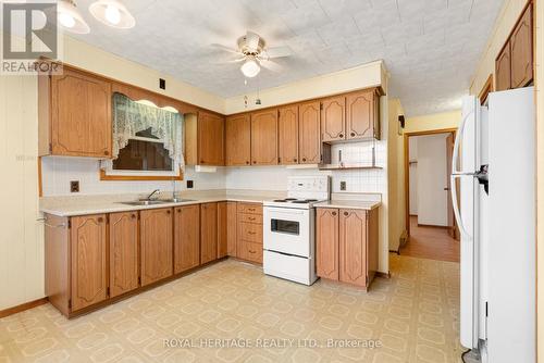 19 Park Street, Kawartha Lakes (Bobcaygeon), ON - Indoor Photo Showing Kitchen With Double Sink