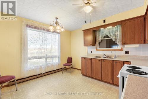 19 Park Street, Kawartha Lakes (Bobcaygeon), ON - Indoor Photo Showing Kitchen With Double Sink