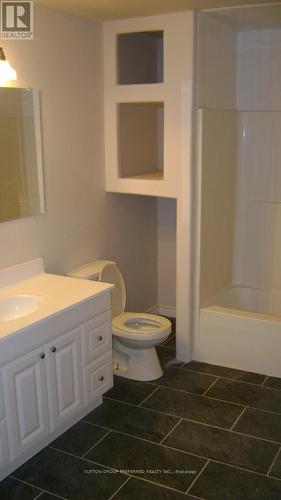 453 Bathurst Street, London, ON - Indoor Photo Showing Bathroom