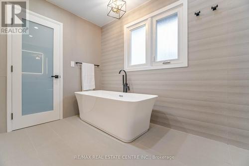 1204 West 5Th Street, Hamilton, ON - Indoor Photo Showing Bathroom