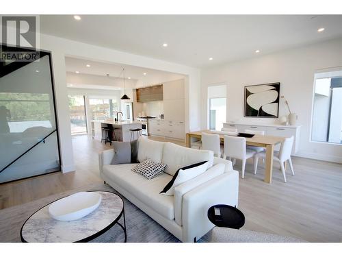 7920 Kidston Road Unit# 10, Coldstream, BC - Indoor Photo Showing Living Room