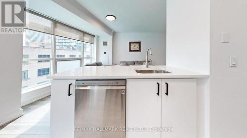 607 - 38 The Esplanade, Toronto, ON - Indoor Photo Showing Kitchen