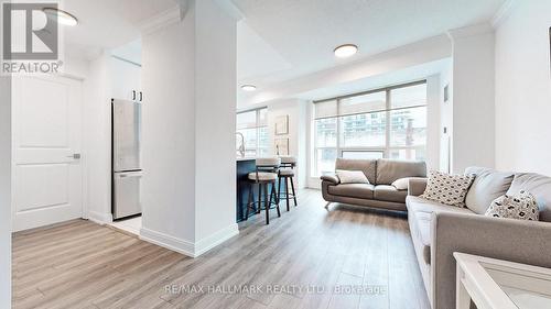 607 - 38 The Esplanade, Toronto, ON - Indoor Photo Showing Living Room