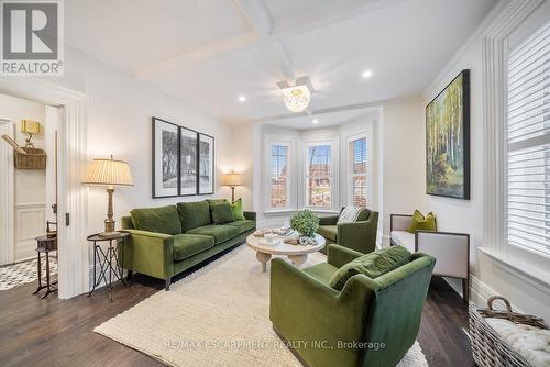 11 Catherine Avenue, Aurora, ON - Indoor Photo Showing Living Room