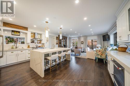 11 Catherine Avenue, Aurora, ON - Indoor Photo Showing Kitchen With Upgraded Kitchen