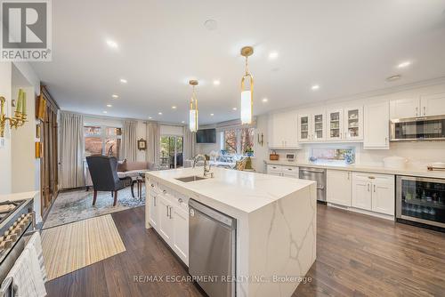 11 Catherine Avenue, Aurora, ON - Indoor Photo Showing Kitchen With Upgraded Kitchen