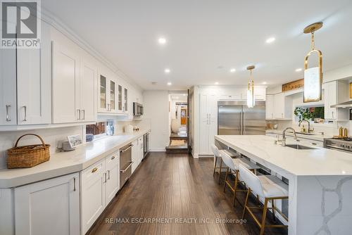 11 Catherine Avenue, Aurora, ON - Indoor Photo Showing Kitchen With Upgraded Kitchen