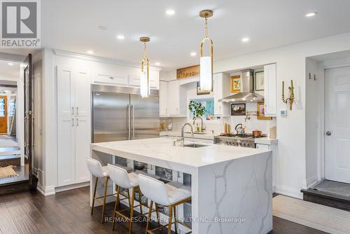 11 Catherine Avenue, Aurora, ON - Indoor Photo Showing Kitchen With Upgraded Kitchen