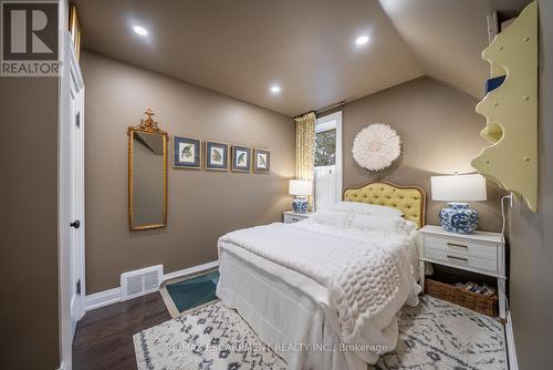 11 Catherine Avenue, Aurora, ON - Indoor Photo Showing Bedroom