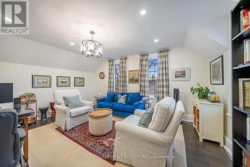 11 Catherine Avenue, Aurora, ON - Indoor Photo Showing Living Room