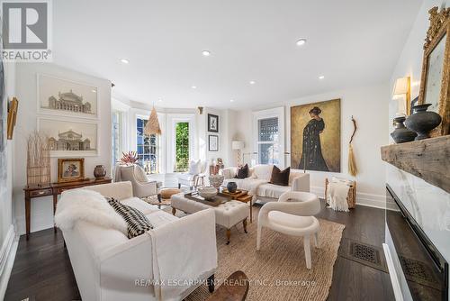 11 Catherine Avenue, Aurora, ON - Indoor Photo Showing Living Room