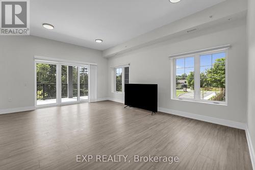 211 - 121 Mary Street, Clearview, ON - Indoor Photo Showing Living Room