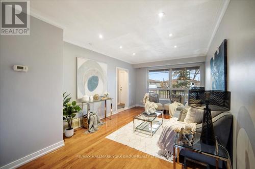 25 Windhill Crescent, Toronto, ON - Indoor Photo Showing Living Room