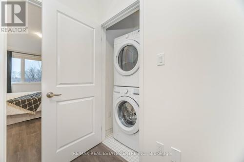 211 Fowley Drive, Oakville, ON - Indoor Photo Showing Laundry Room