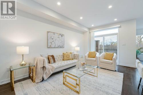 211 Fowley Drive, Oakville, ON - Indoor Photo Showing Living Room