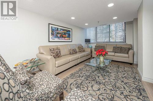 805 - 1240 Marlborough Court, Oakville, ON - Indoor Photo Showing Living Room