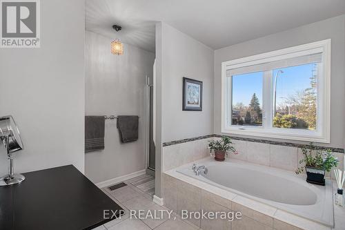 1889 Des Epinettes Avenue, Ottawa, ON - Indoor Photo Showing Bathroom