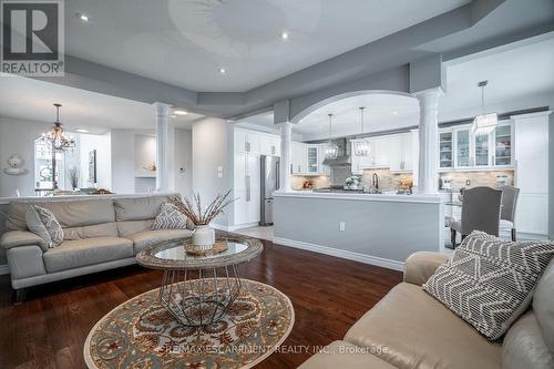 97 Chartwell Circle, Hamilton, ON - Indoor Photo Showing Living Room