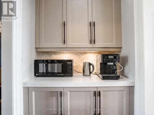 4086 Hickory Drive, Mississauga, ON - Indoor Photo Showing Kitchen