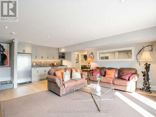 4086 Hickory Drive, Mississauga, ON - Indoor Photo Showing Living Room