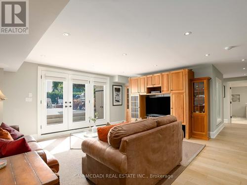 4086 Hickory Drive, Mississauga, ON - Indoor Photo Showing Living Room