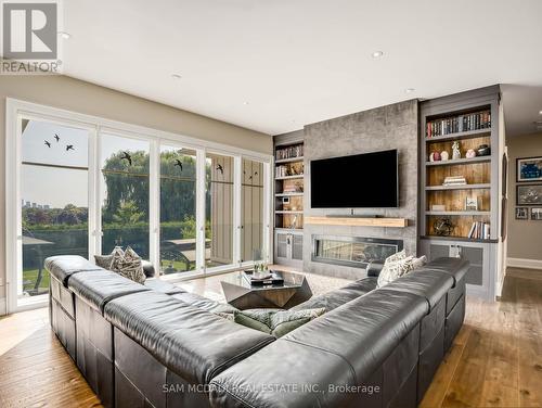 4086 Hickory Drive, Mississauga, ON - Indoor Photo Showing Living Room With Fireplace